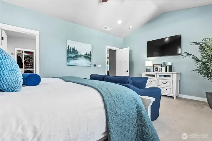 Ensuite; Vaulted ceilings