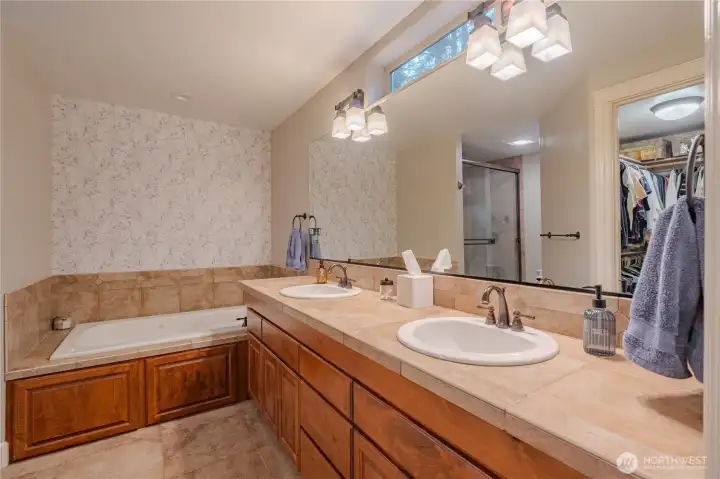 Attached, Dual Sinks, Garden Tub