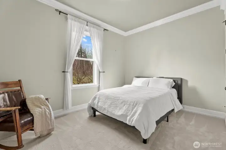 bedroom 5 on mainfloor with bathroom and steamshower.