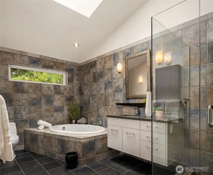 Primary Ensuite w/Soaking Tub