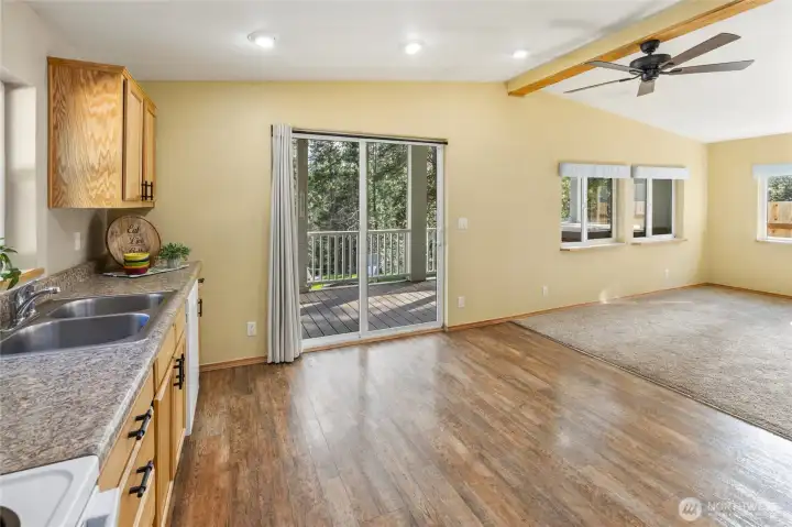 The beautiful, wooded outdoors are all around you...grab your coffee and we'll meet you on the deck for a relaxing  chat