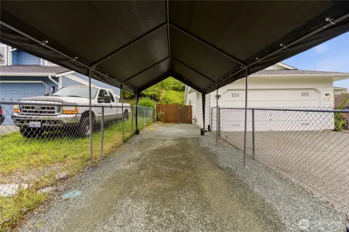 4 cars can easily park outside of the indoor garage space. 4 cars can easily park outside of the indoor garage space.