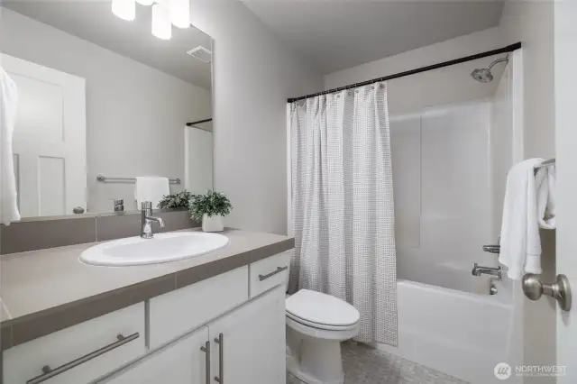 Upper level full guest bathroom