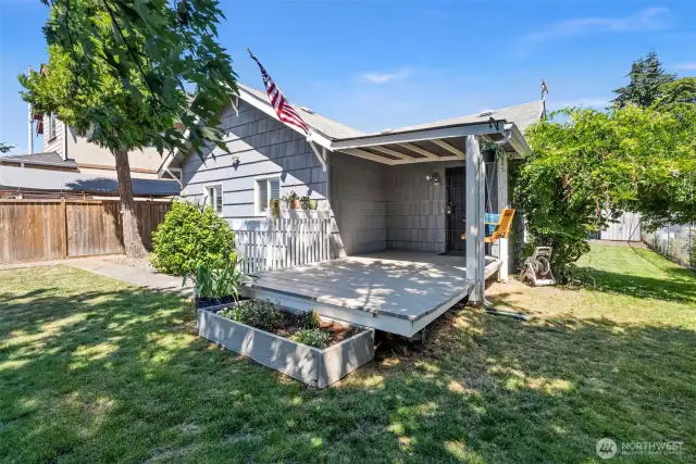 Front deck to lounge and enjoy the natural beauty!