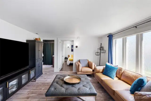 Enjoy vinyl plank & laminate flooring throughout home!