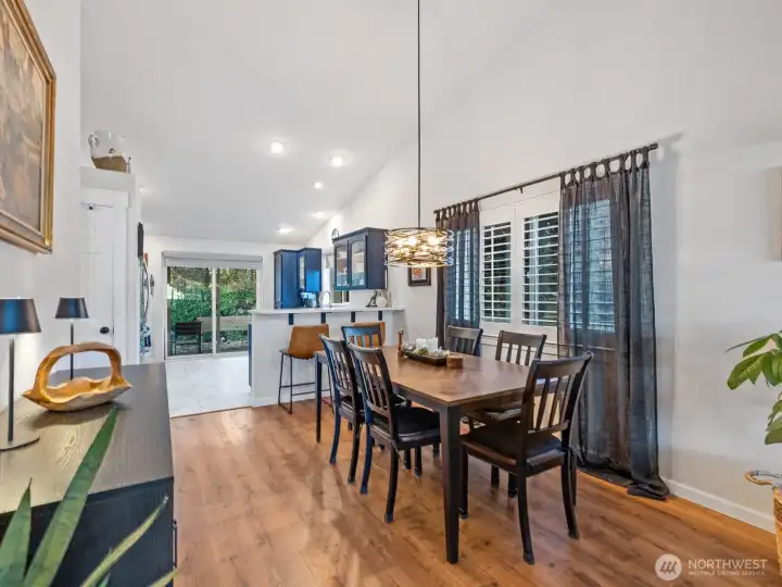 The large dining room is open to both the kitchen and the livingroom