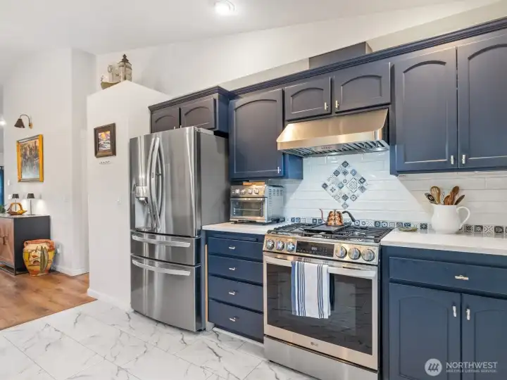 Lovely newer high-end appliances stay with the home