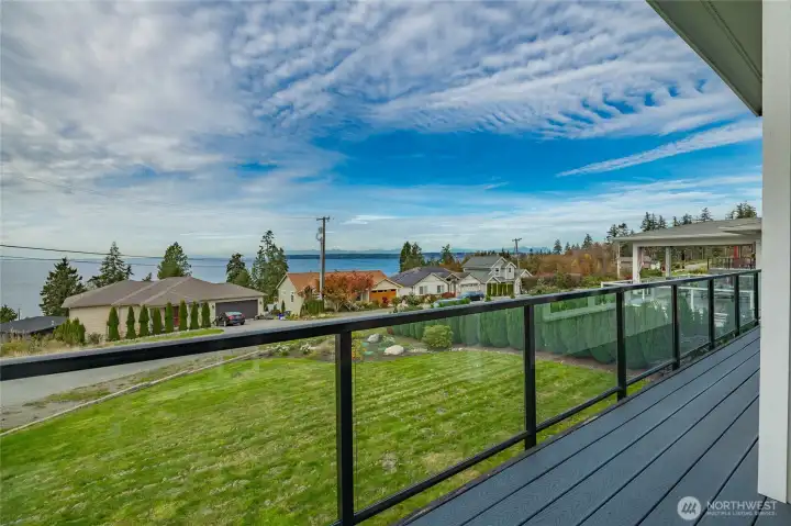 This location is close to the Semiahmoo Golf and Country club for you golfers and Semiahmoo Marina for boaters. Hardly any traffic on this road. Deck has custom railing.
