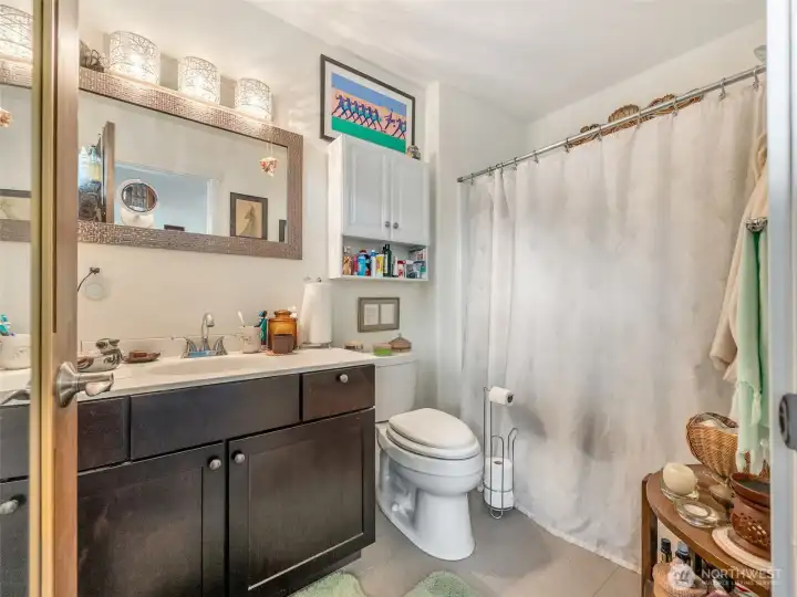 Unit B primary Bathroom