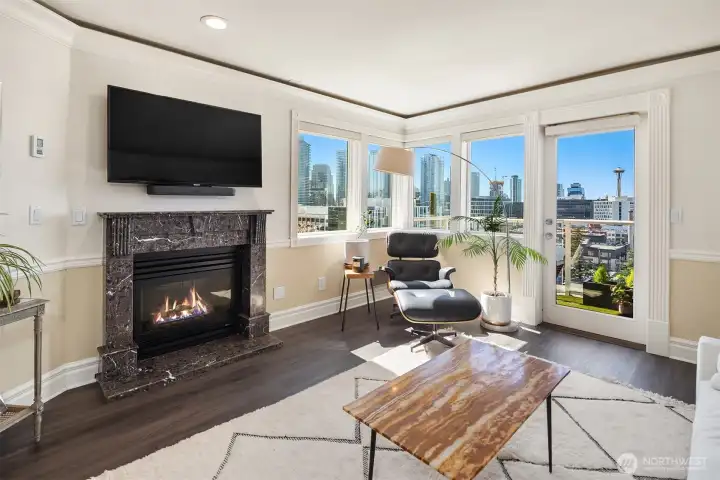 Gas fireplace. TV remains with home.