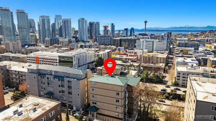 Impeccably positioned in one of Capitol Hill’s most vibrant pockets. Just moments to light rail, Broadway, Downtown, parks, and some of Seattle’s best dining.