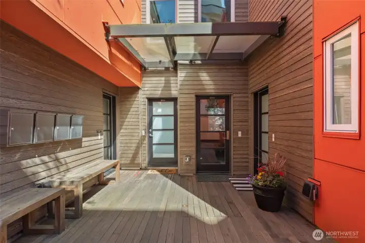 Common entry deck for the complex