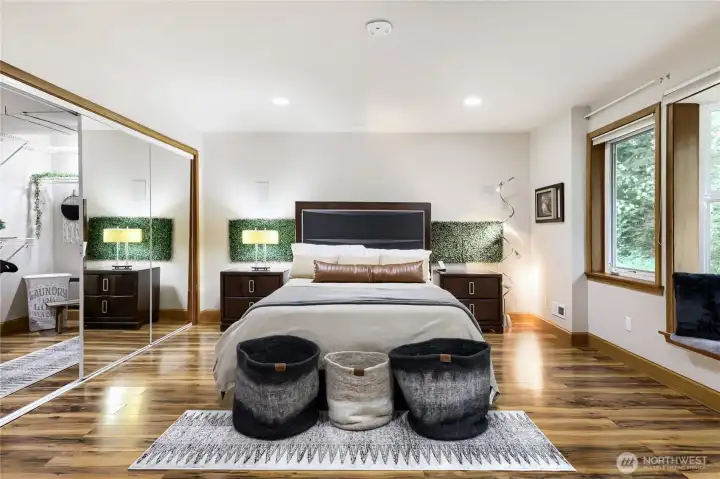 (4th bedroom)2nd primary bedroom
