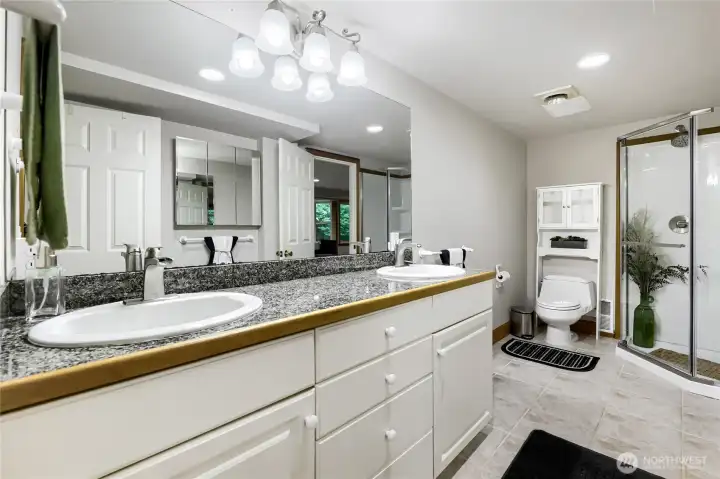 2nd primary bedroom w/ separate shower & large jetted tub