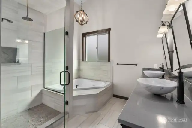 Primary EnSuite with Walk-in Shower & Jetted Tub