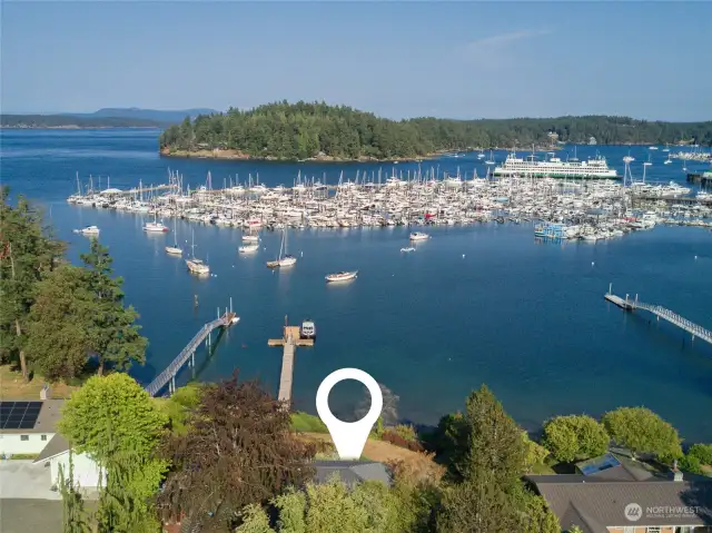 Close proximity to the Friday Harbor Marina, San Juan Island Ferry, and Kenmore Air.