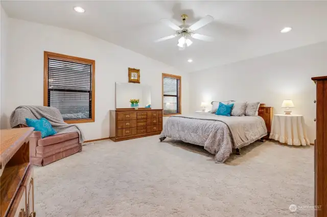 Owner’s suite vaulted ceiling with ceiling fan