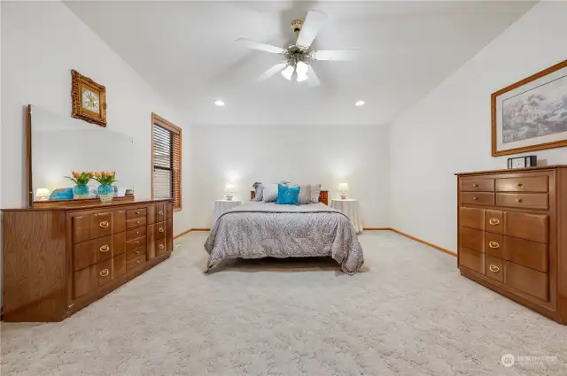 Owner’s suite vaulted ceiling with ceiling fan