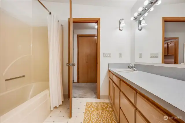 2nd full bathroom with two sinks and tub/shower combo