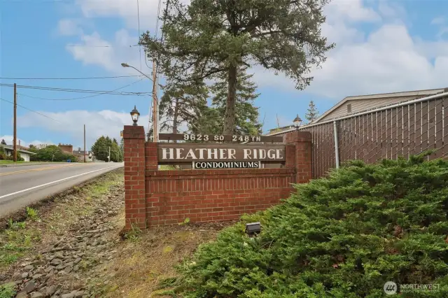 Nestled in the Heather Ridge Condominiums, 1min to WA-516, 2 miles to WA-167, and 5 miles to I-5. Prime commuting location!