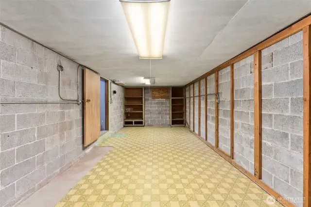 Approx. 9'x23'.