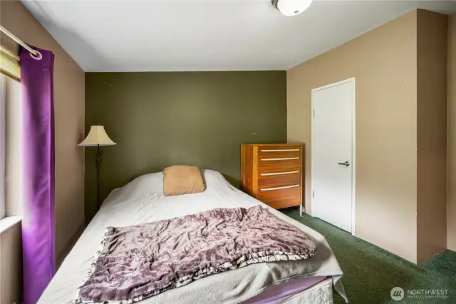 2nd bedroom, other angle.