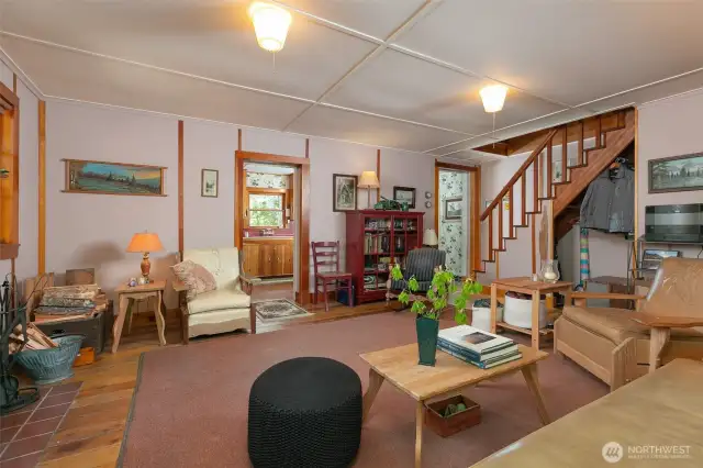 Fresh and Welcoming - Most Furnishings Included