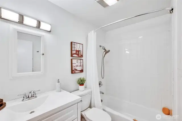 The upstairs full bathroom.
