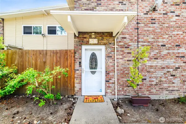 This unit has it all: great Bellevue location for convenient commute, highly rated Bellevue schools, many recent upgrades, and a few rare features - all under 500K!