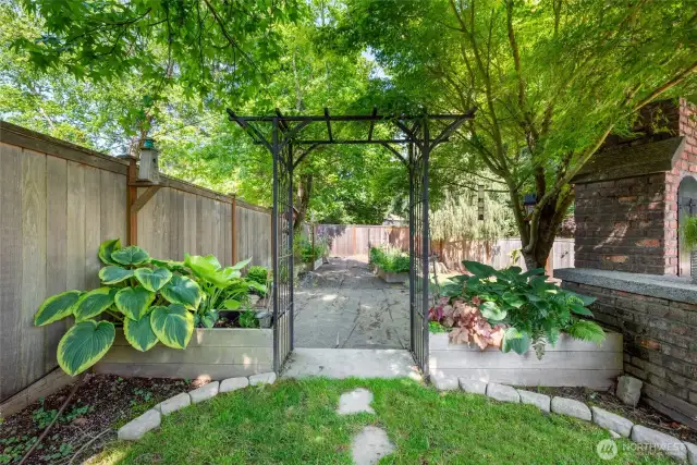 Continuing on we go into the beautifully framed garden. In here we find raised garden beds and at the very end, another sitting/sun space.