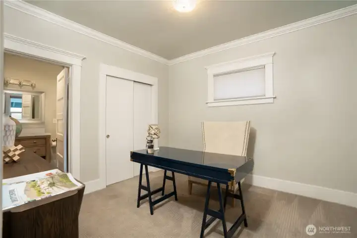 Main floor bedroom w/en-suite bath