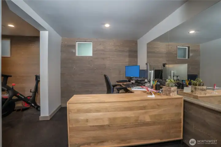 Lower-level office/flex
