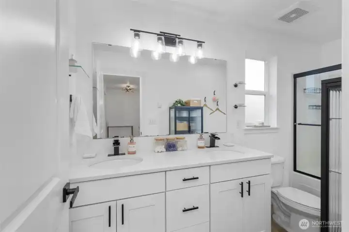 Full guest bathroom upstairs