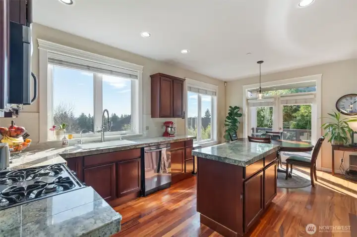 Would love to bake in this sunny & bright kitchen!