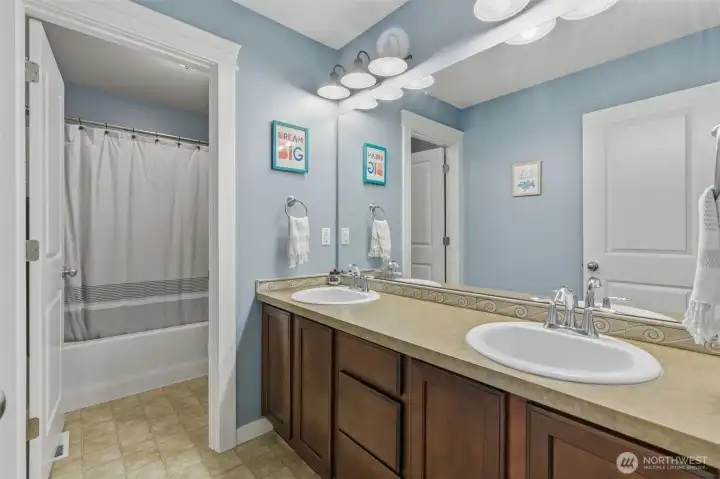 Upper level full bathroom.