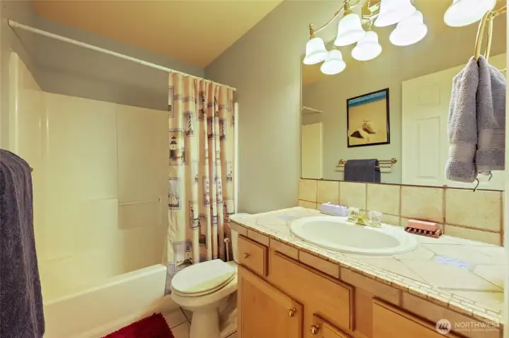 Full hall bath adjacent to guest bedrooms and loft/office!