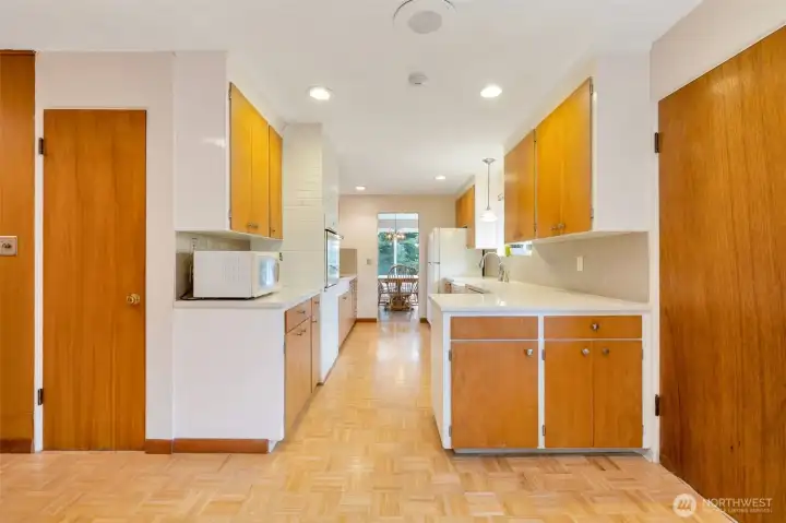 Quartz kitchen counters and plenty of cabinet space