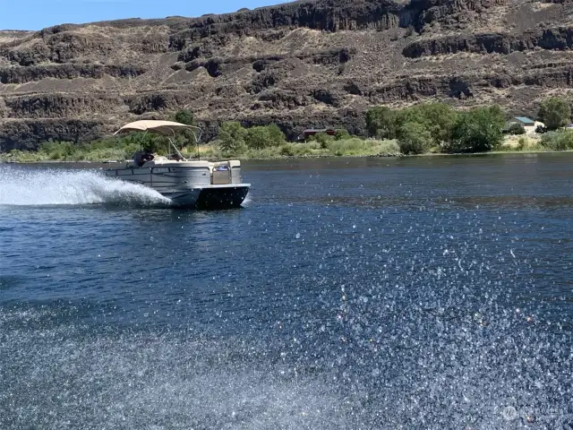 Lots of boating on the Columbia River.