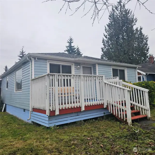 Cute as a button 1950's 2 bedroom bungalow in a fantastic Tacoma location