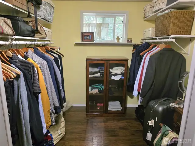Full room, walk in closet
