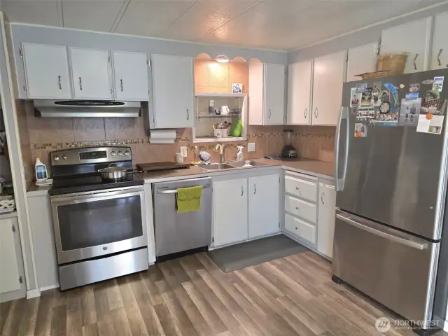 New floors, stainless appliances, tile counters