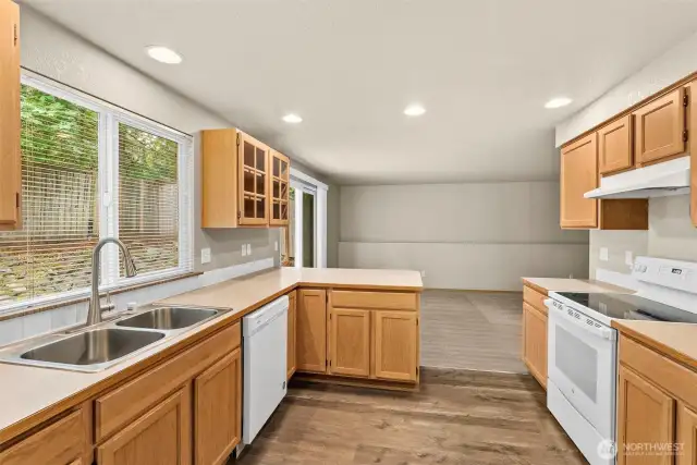 Light and bright kitchen, with appliances