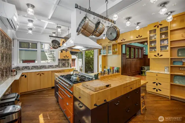 This kitchen opens to the side of the house through a sliding door, blending indoor elegance with easy outdoor access.