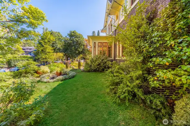 The front yard offers ample space for outdoor games like cornhole, space for a trampoline, and plenty of room for gardening, relaxing, or hosting gatherings.