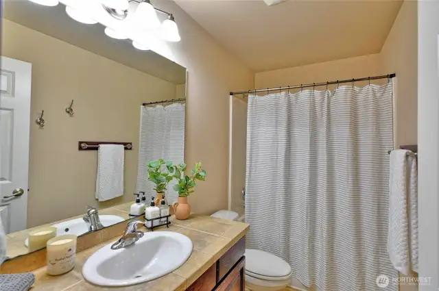 Upstairs full guest bathroom