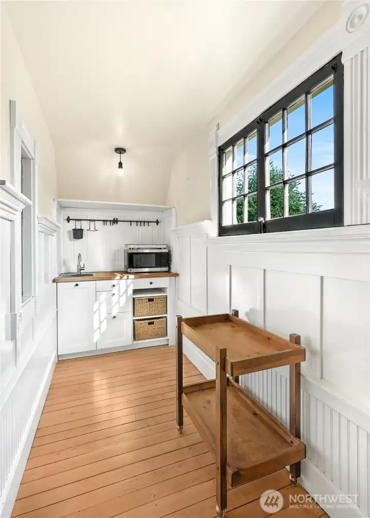 Upper apartment Kitchenette