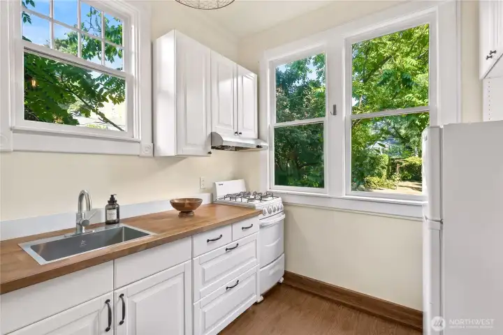 Main Floor Apartment : Full kitchen