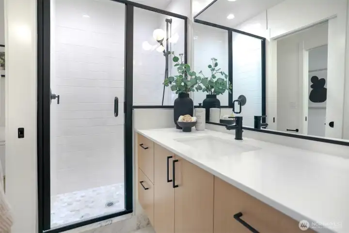 Shared en suite bathroom