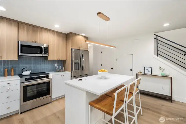 Breakfast bar with quartz top seats 3