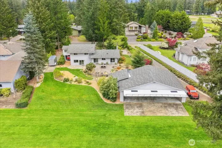 A pilot's dream home at Crest Airfield airpark community. Fly in and out of your own home. Park your plane inside your own hangar. Invite your flying friends to fly in and park in your yard.